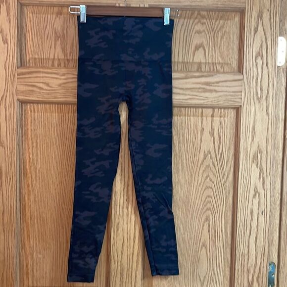 SPANX Look At Me Now Camo Leggings - Picture 9 of 11